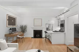 212 E 48th St, New York City, NY 10017 - Photo 3