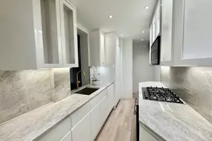 140 W 58th St, New York City, NY 10019 - Photo 3