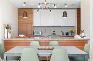 21-21 31st St, New York City, NY 11105 - Photo 9