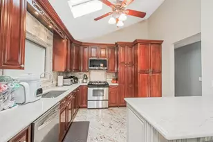 100 Marisa Cir, New York City, NY 10309 - Photo 5