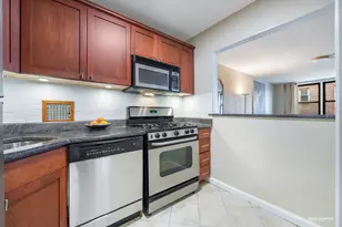 515 E 7th St, New York City, NY 11218 - Photo 9