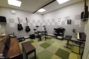 333 E 43rd St, New York City, NY 10017 - Photo 17