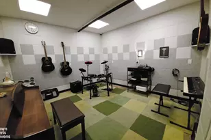 333 E 43rd St, New York City, NY 10017 - Photo 11