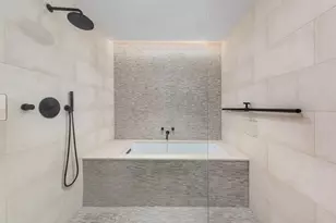 318 W 52nd St, New York City, NY 10019 - Photo 17