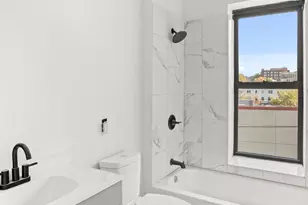 1042 Hall Pl, New York City, NY 10459 - Photo 15