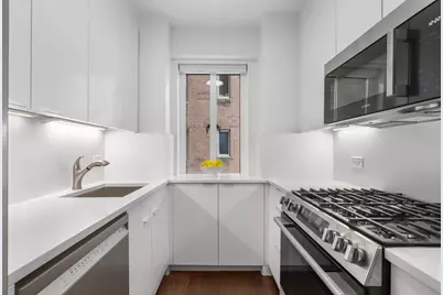 135 E 71st Street #3D, New York, NY 10021 - Photo 5