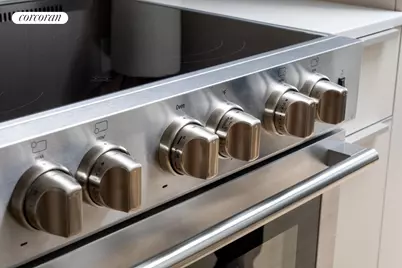 30-77 Vernon Boulevard #PH811W, Astoria, NY 11102 - Photo 3