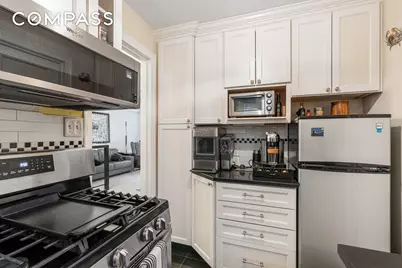 321 E 43rd Street #708, New York, NY 10017 - Photo 13