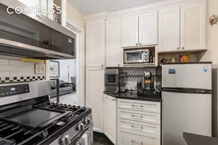 321 E 43rd St, New York, NY 10017 - Photo 13