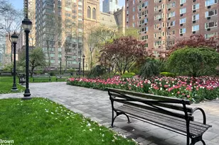 345 W 58th St, New York City, NY 10019 - Photo 13