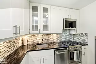 305 E 40th St, New York City, NY 10017 - Photo 7