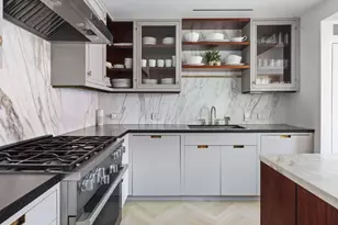 275 W 10th St, New York, NY 10014 - Photo 9