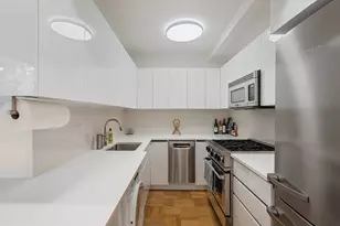 345 W 58th St, New York City, NY 10019 - Photo 3