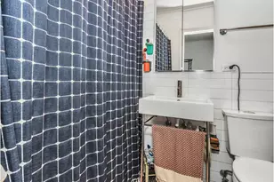 24-75 38th St, New York City, NY 11101 - Photo 11