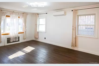 81-32 252nd Street, New York City, NY 11426 - Photo 11