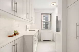 300 E 40th St, New York City, NY 10016 - Photo 11