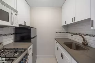 310 W 56th St, New York, NY 10019 - Photo 5