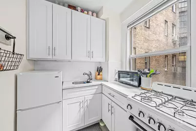 321 E 43rd Street #815, New York, NY 10017 - Photo 3
