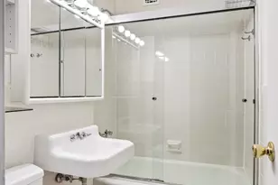 305 E 40th St, New York City, NY 10017 - Photo 9