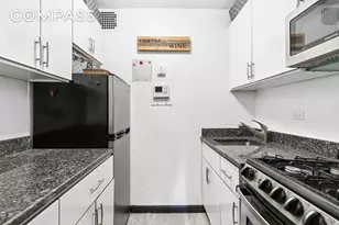 321 E 45th St, New York, NY 10017 - Photo 5