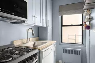 210 E 47th St, New York City, NY 10017 - Photo 5