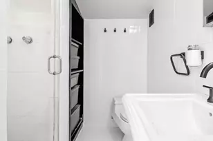 325 W 52nd St, New York City, NY 10019 - Photo 9