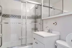 235 E 57th St, New York City, NY 10022 - Photo 7