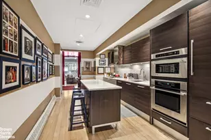 534 W 42nd St, New York City, NY 10036 - Photo 3