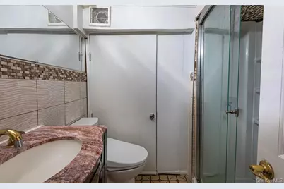 244-19 Grand Central Parkway, New York City, NY 11362 - Photo 17