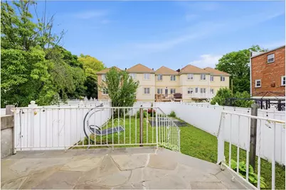 916 Clarence Avenue, New York City, NY 10465 - Photo 17