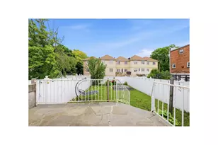 916 Clarence Ave, New York City, NY 10465 - Photo 17