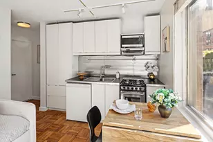 201 W 70th St, New York City, NY 10023 - Photo 3