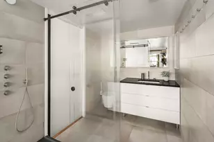 310 E 51st St, New York, NY 10022 - Photo 17