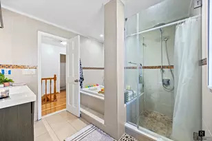 69-07 Little Neck Pkwy, New York City, NY 11004 - Photo 13
