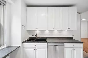 300 E 40th St, New York City, NY 10016 - Photo 9