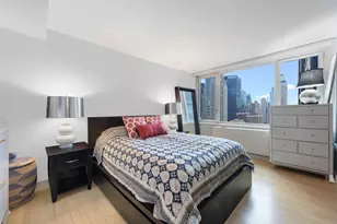 322 W 57th St, New York City, NY 10019 - Photo 5