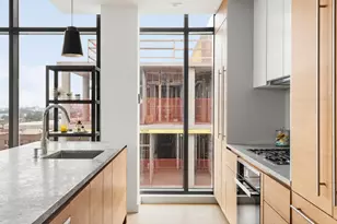 21-21 31st St, New York City, NY 11105 - Photo 5