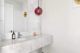 21-21 31st St, New York City, NY 11105 - Photo 11