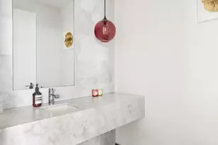 21-21 31st St, New York City, NY 11105 - Photo 11