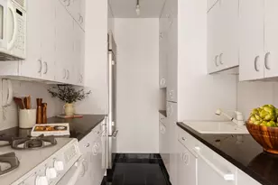 303 E 43rd St, New York City, NY 10017 - Photo 5