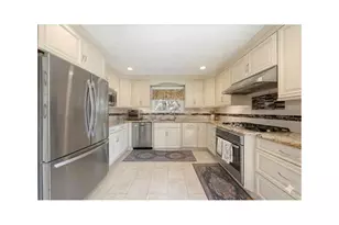 2410 Lodovick Ave, New York City, NY 10469 - Photo 11