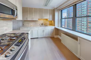 300 E 40th St, New York City, NY 10016 - Photo 3