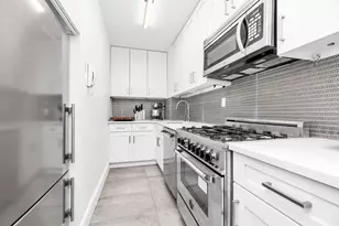 77 W 55th St, New York City, NY 10019 - Photo 3