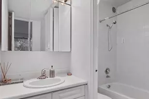 300 E 40th St, New York City, NY 10016 - Photo 9