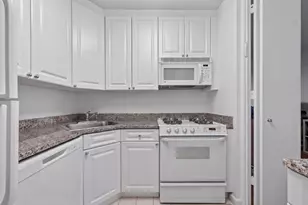 300 E 40th St, New York City, NY 10016 - Photo 17