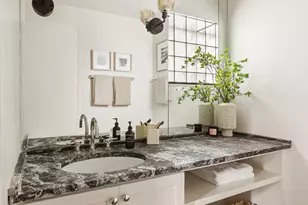 216 E 47th St, New York City, NY 10017 - Photo 11