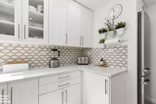 305 E 40th St, New York City, NY 10017 - Photo 3