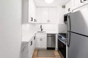 305 E 40th St, New York City, NY 10017 - Photo 9