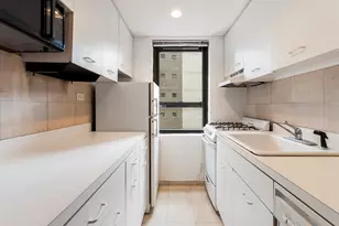 210 E 47th St, New York City, NY 10017 - Photo 5