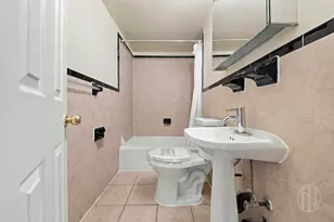 88-25 153rd St, New York City, NY 11432 - Photo 9